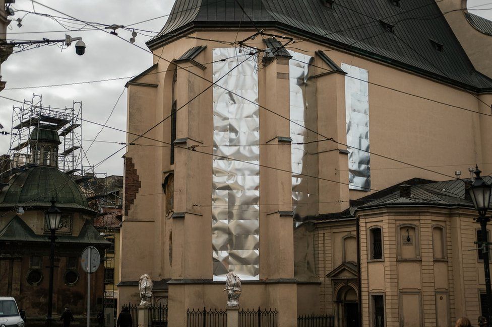 Τα βιτρό σε εκκλησίες και καθεδρικούς ναούς στην ιστορική παλιά πόλη του Lviv έχουν καλυφθεί
