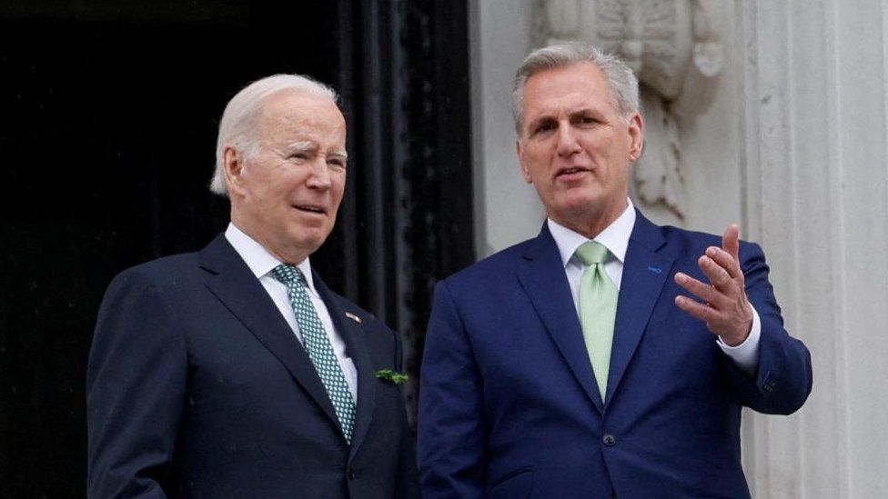 Президент Джо Байден (слева) со спикером палаты представителей Кевином Маккарти