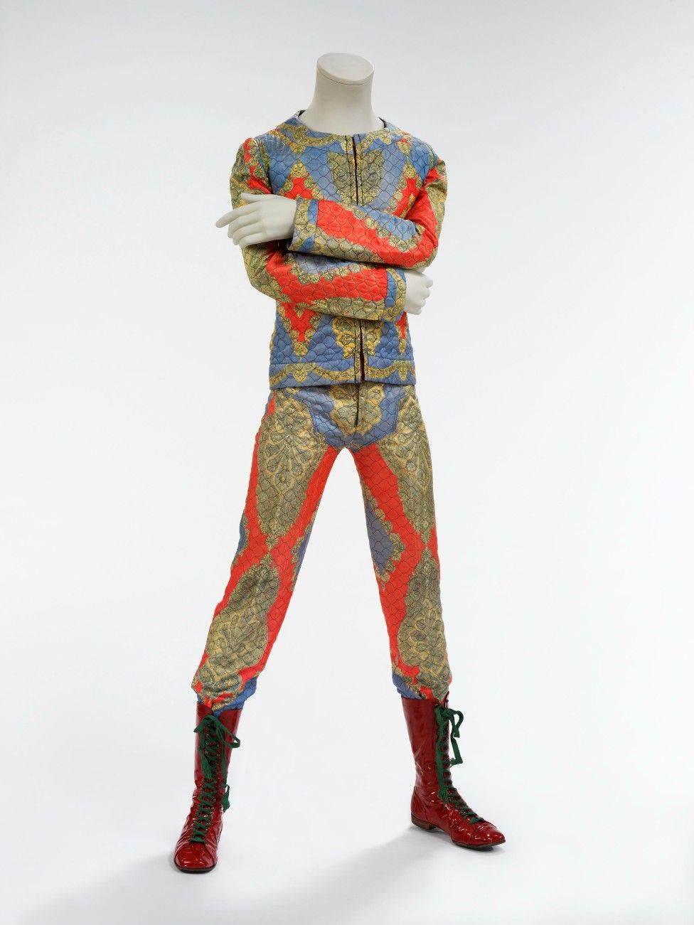 Un colorato completo trapuntato indossato da Bowie nel periodo di Ziggy Stardust, all'inizio degli anni '70