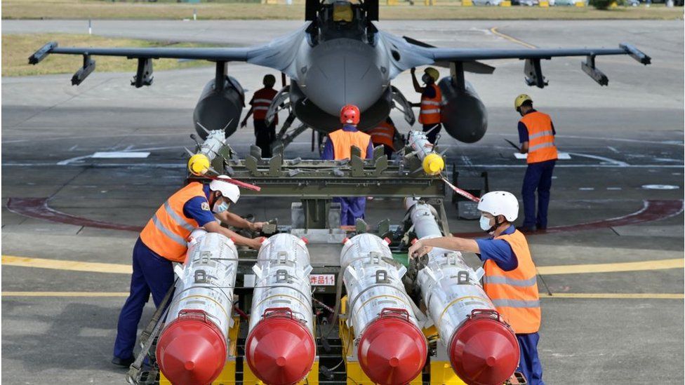 Missiles being loaded into a F-16 in Taiwan