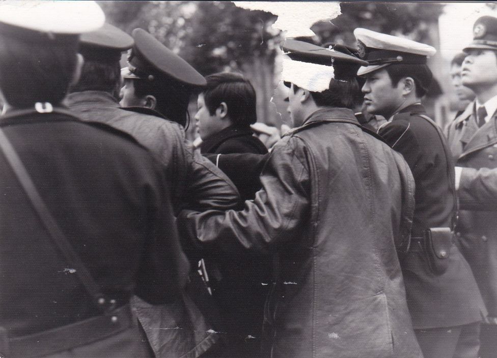 Sinh viên bị cảnh sát Nhật vây quanh