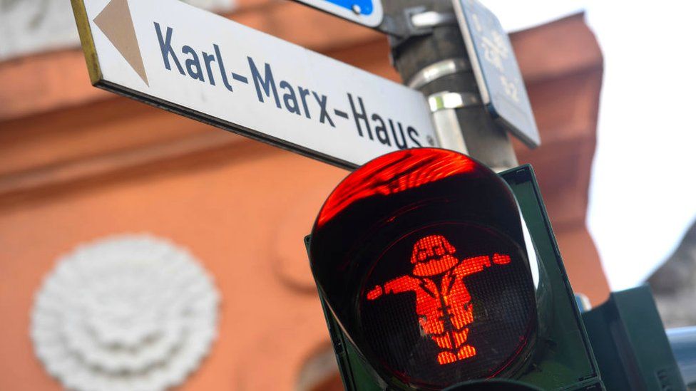 Светофор на пешеходном переходе в центре Трира: Карл Маркс запрещает вам переходить дорогу