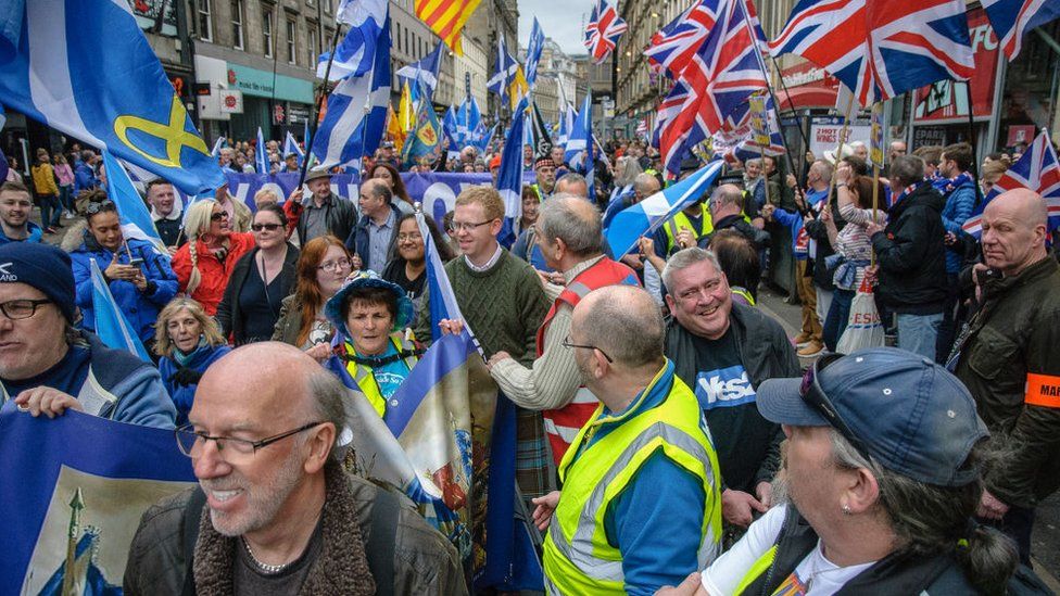 An overview of both pro-indy and pro-unionist marchers in Glasgow