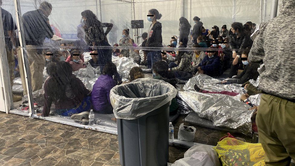 Мигранты в Центре временного оформления таможни и пограничной службы США в Донне, штат Техас, 22 марта 2021 г.
