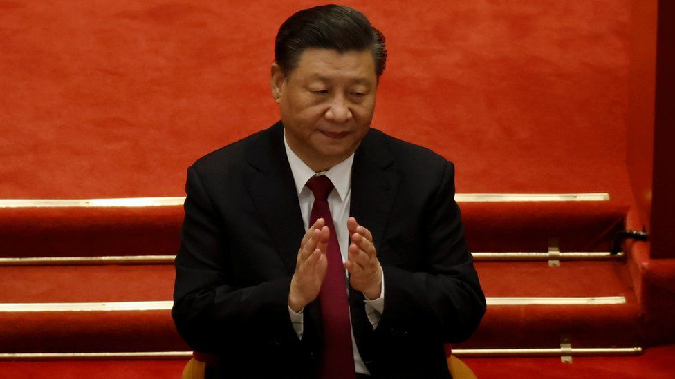 Президент Китая Си Цзиньпин аплодирует на заключительном заседании Китайской народной политической консультативной конференции (НПКСК) в Большом зале народных собраний в Пекине, Китай, 10 марта 2021 года.