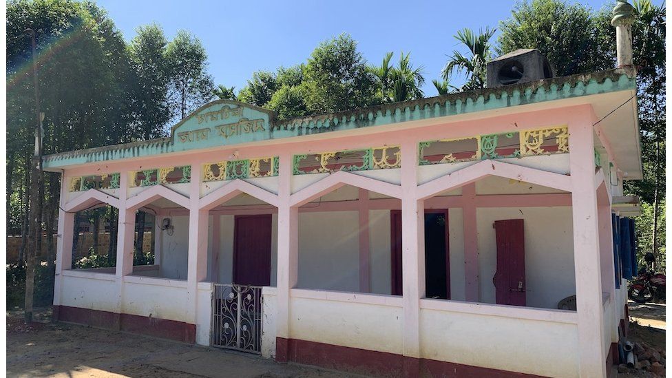 The Chamtila mosque is surrounded by both Hindu and Muslim homes.