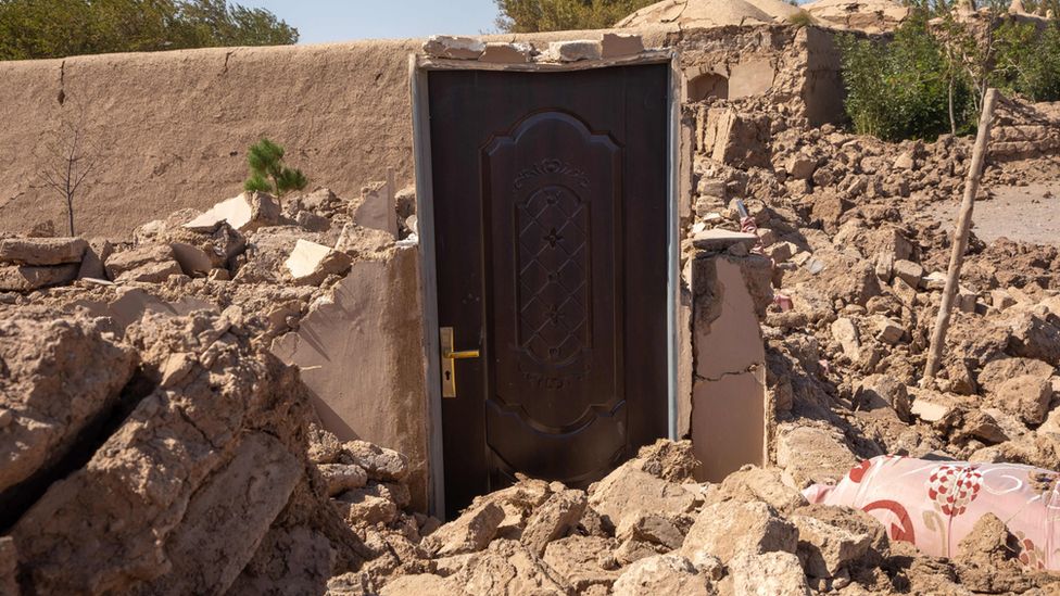 Дверь — это все, что осталось от здания в Герате после сильного землетрясения, в результате которого город и дома превратились в руины.