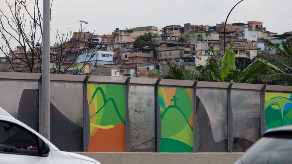 Complexo da Maré, a massive network of favelas that sits alongside the Linha Vermelha ( Red Line )