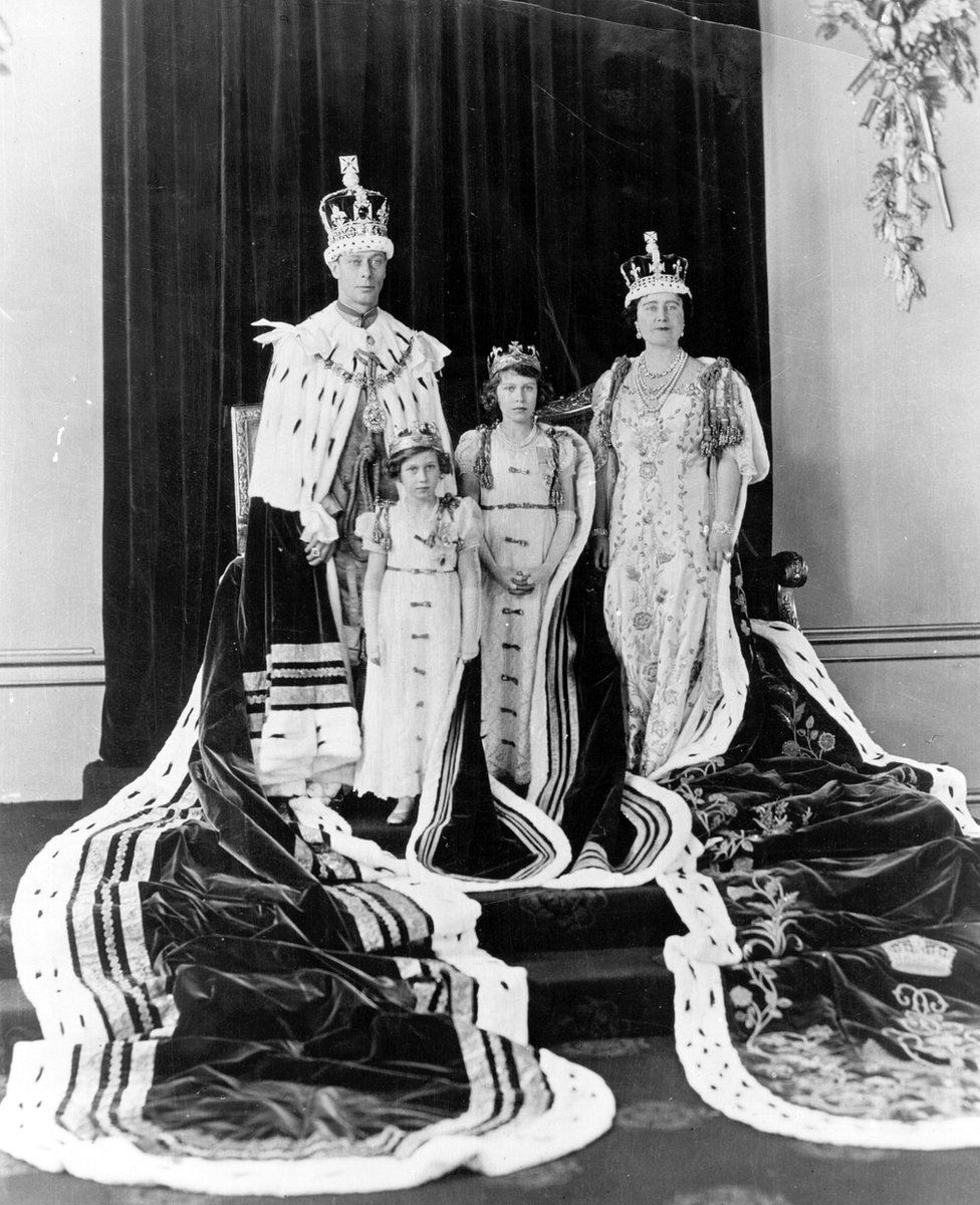 El recién coronado rey Jorge VI y la reina Isabel con las princesas Isabel y Margarita