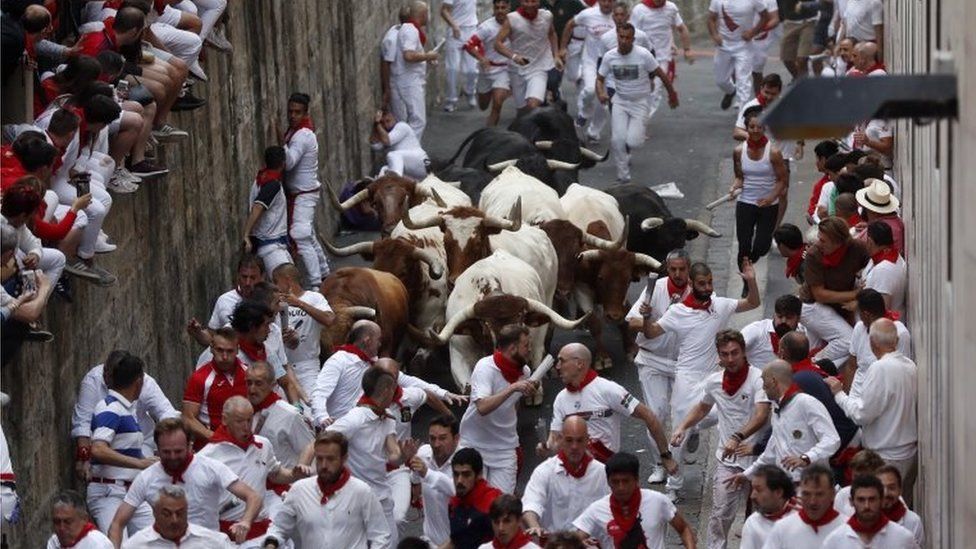 San Fermín: Three gored during annual Pamplona bull run - BBC News