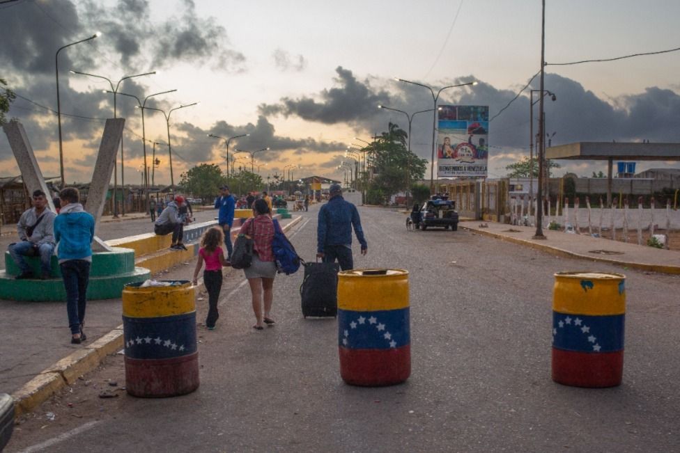 Пограничный переход между Колумбией и Венесуэлой в городе Парагуачон