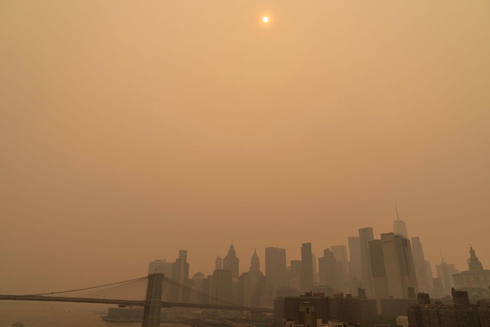 Blick auf die dunstige Skyline von New York City bei schlechter Luftqualität, weil der Rauch kanadischer Waldbrände durch den Wind hereingetragen wird, am 7. Juni 2023