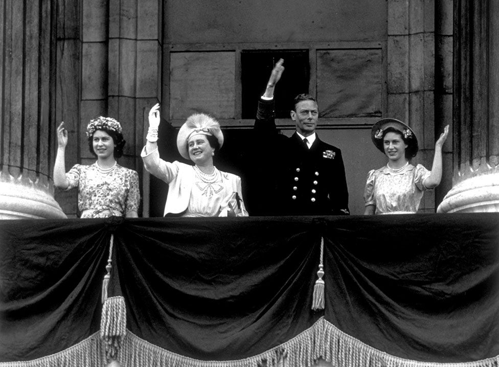 The Royal Family wave on the balcony of Buckingham Palace