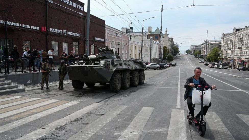 Мужчина на велосипеде проезжает мимо танка Вагнера в Ростове-на-Дону