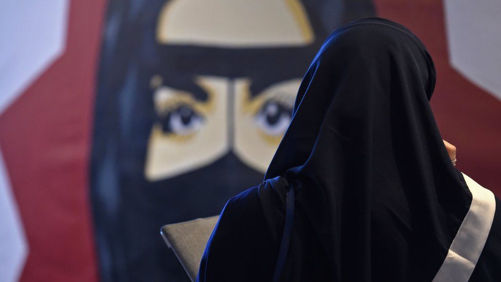 A Saudi woman looks at a painting during a forum in Riyadh, 15 November 2017 (file photo)