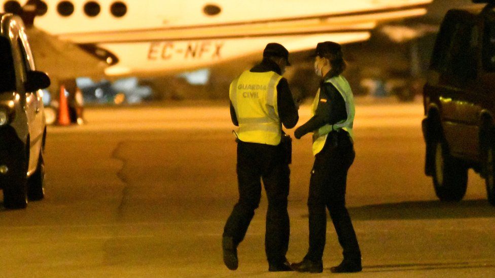 На несколько часов аэропорт был закрыт, пока велись поиски сбежавших пассажиров