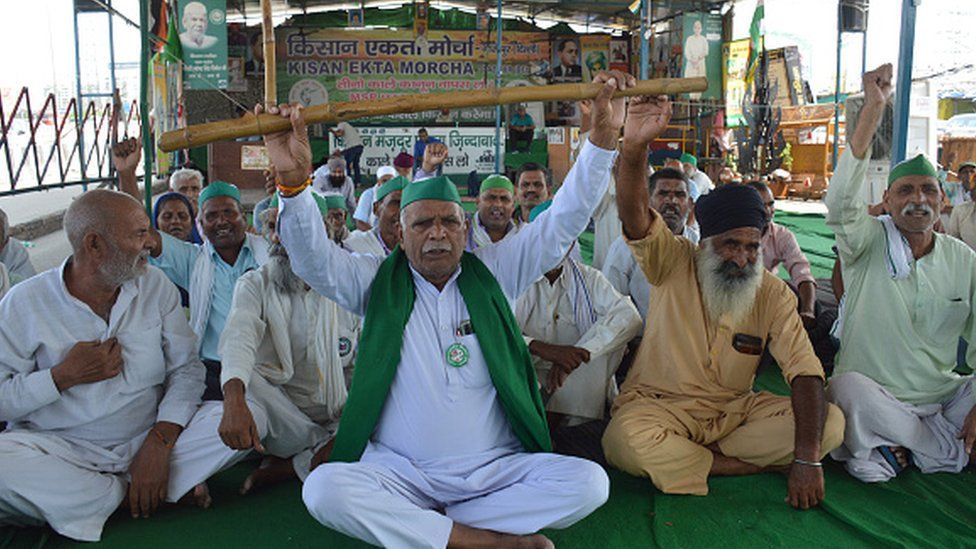 Фермеры Союза Кисан Бхаратия протестуют против инцидента в Лакхимпур Хери на участке протеста на границе Газипура