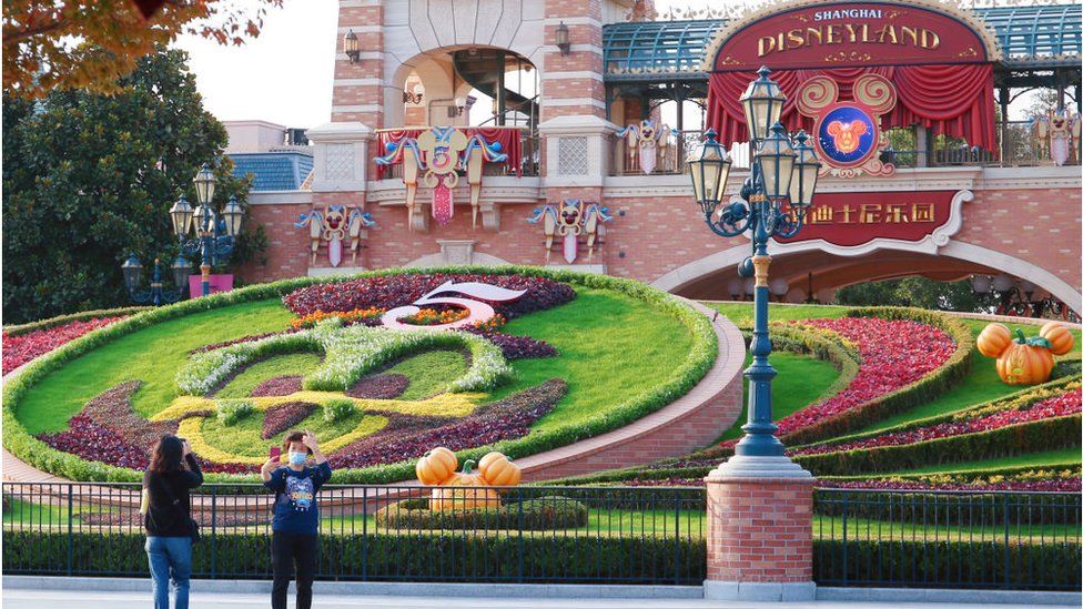 Станция метро Disneyland открывается в Шанхае, Китай, поскольку Диснейленд и Диснейленд снова открываются для посетителей после того, как были закрыты из-за COVID-19.