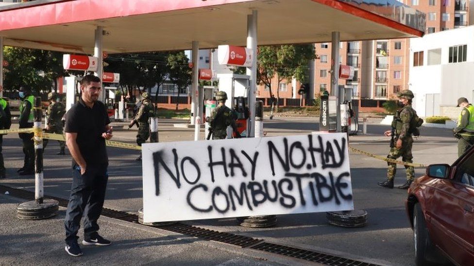 Табличка с надписью «нет топлива» видна на разрушенной заправке во время протестов, требующих действий правительства по борьбе с бедностью, насилием со стороны полиции и неравенством в системах здравоохранения и образования, в Кали, Колумбия, 7 мая 2021 года.