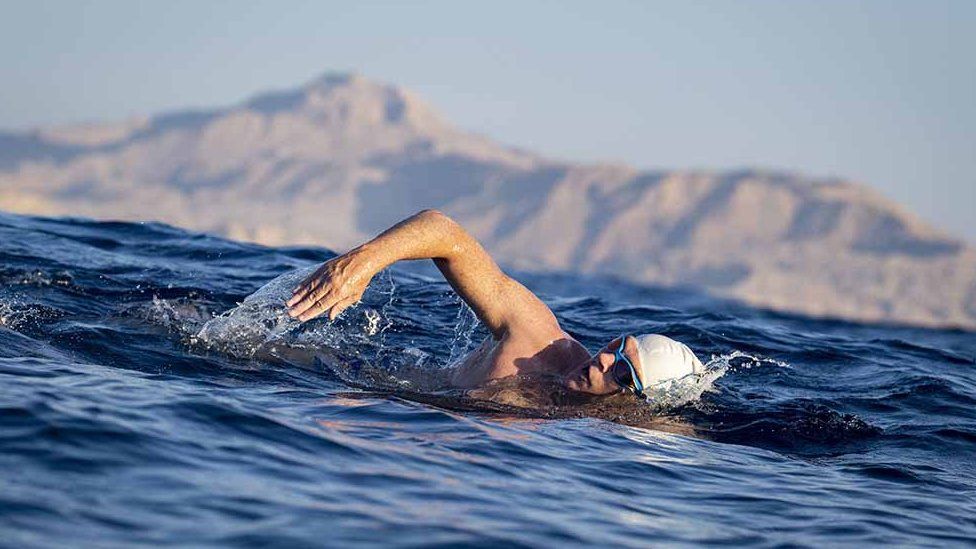 Льюис Пью плавает в океане
