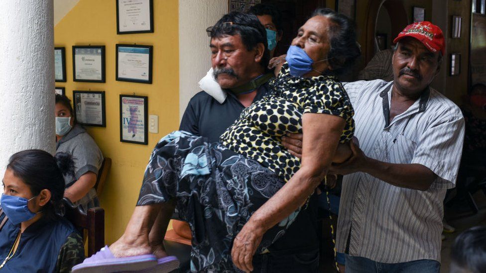 Родственники вынашивают женщину с симптомами Covid-19 в штате Чьяпас