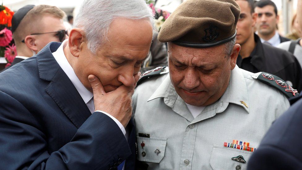 Israeli Prime Minister Benjamin Netanyahu chats with Israeli military chief of staff Lt Gen Gadi Eizenkot in Sde Boker, Israel (14 November 2018)