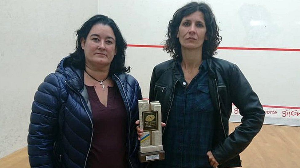 Maribel Toyos of the squash federation of Asturias and competition winner Elisabet Sadó pose with a trophy