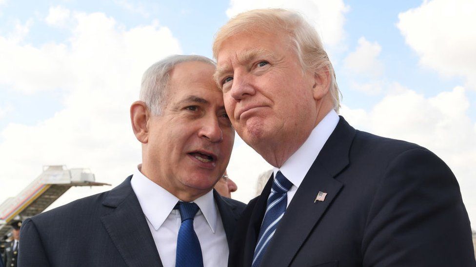Биньямин Нетаньяху и Дональд Трамп в аэропорту Бен-Гурион в Тель-Авиве 23 мая 2017 г.