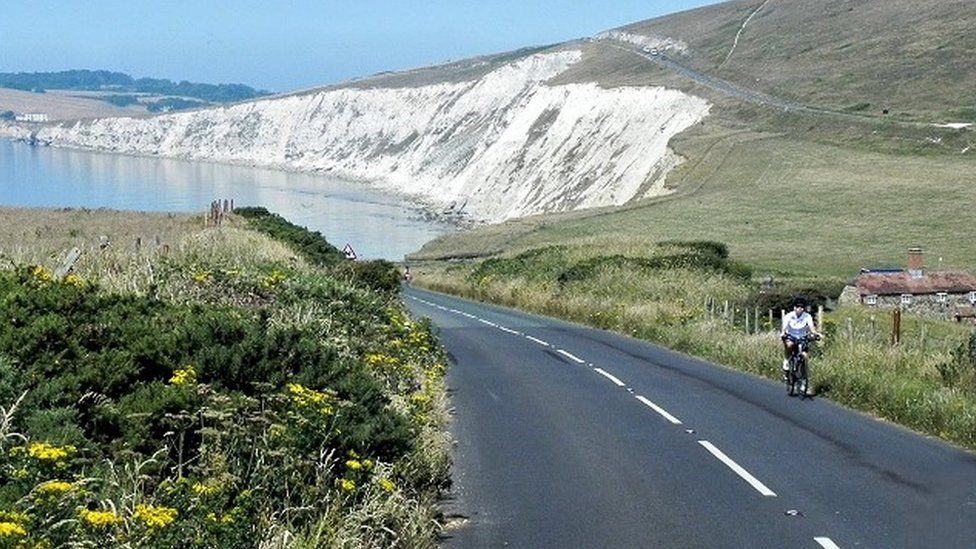 Isle of Wight Council in contract dispute with Island Roads BBC News