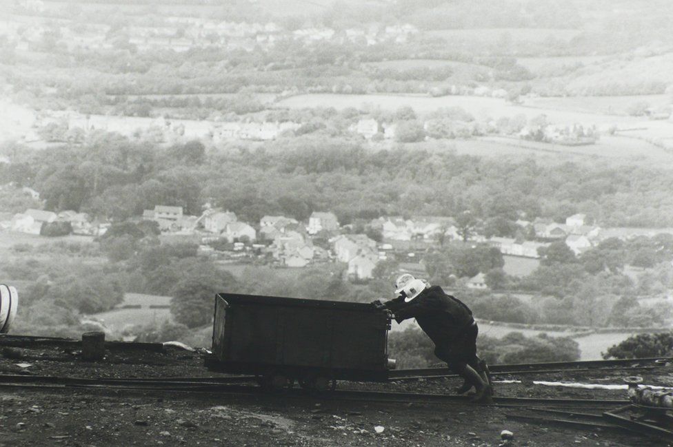 Pushing a coal tram, Ammanford, South Wales, 1990 © Colin Jones. Courtesy of Michael Hoppen Gallery.
