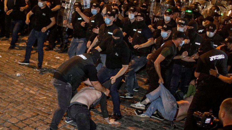 Georgia's riot police detain protesters in Tbilisi. Photo: 30 April 2024