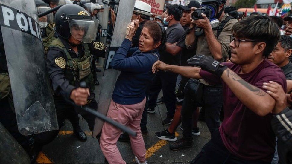 Castillo supporters confront police in Lima, Peru. Photo: 7 December 2022