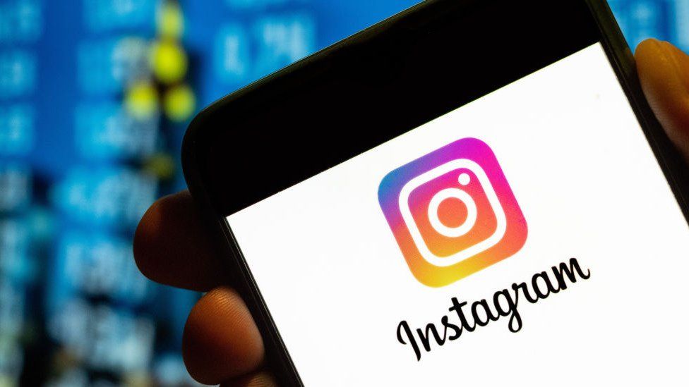 Логотип Instagram на телефоне