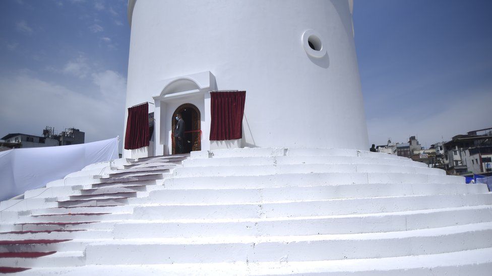 Yeni yeniden inşa edilen Dharahara Kulesi, Katmandu, Nepal (Nisan 2021)