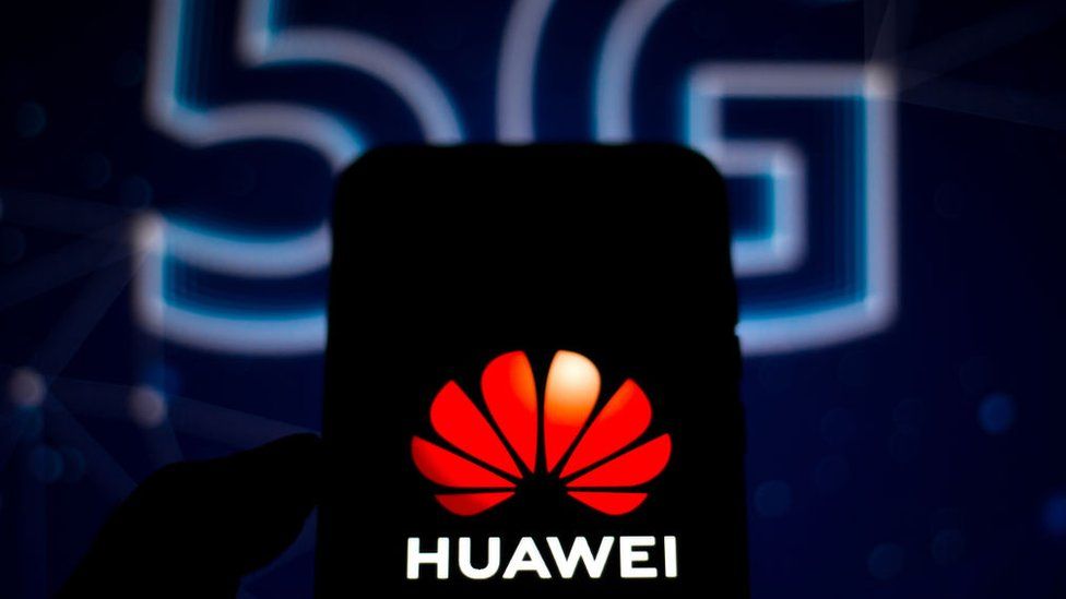 5G text behind Huawei smartphone