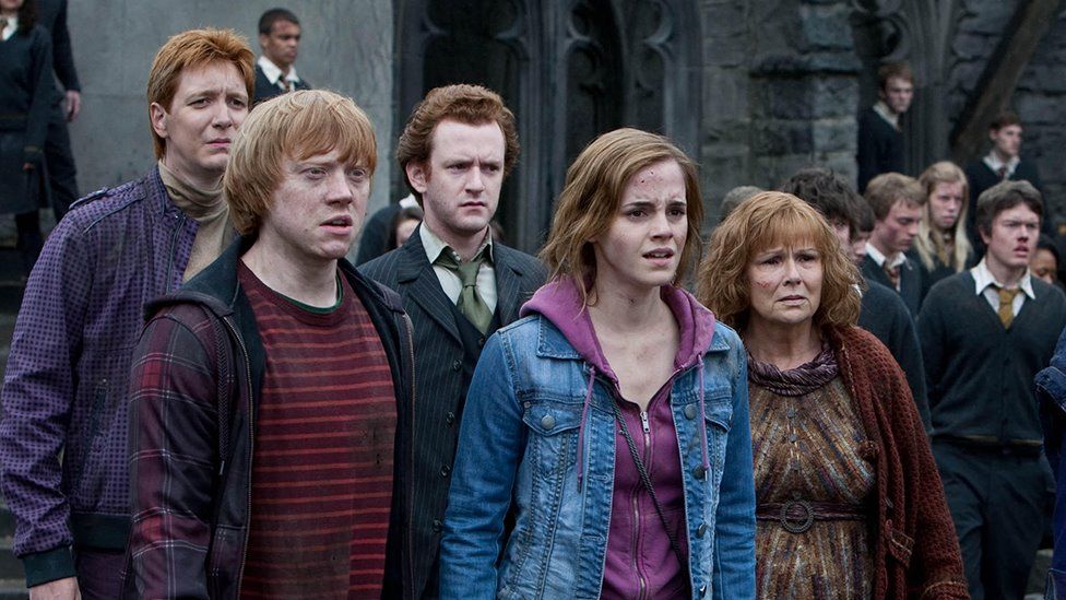 (L-r) JAMES PHELPS as Fred Weasley, RUPERT GRINT as Ron Weasley, CHRIS RANKIN as Percy Weasley, EMMA WATSON as Hermione Granger and JULIE WALTERS as Molly Weasley in Harry Potter and The Deathly Hallows part two.