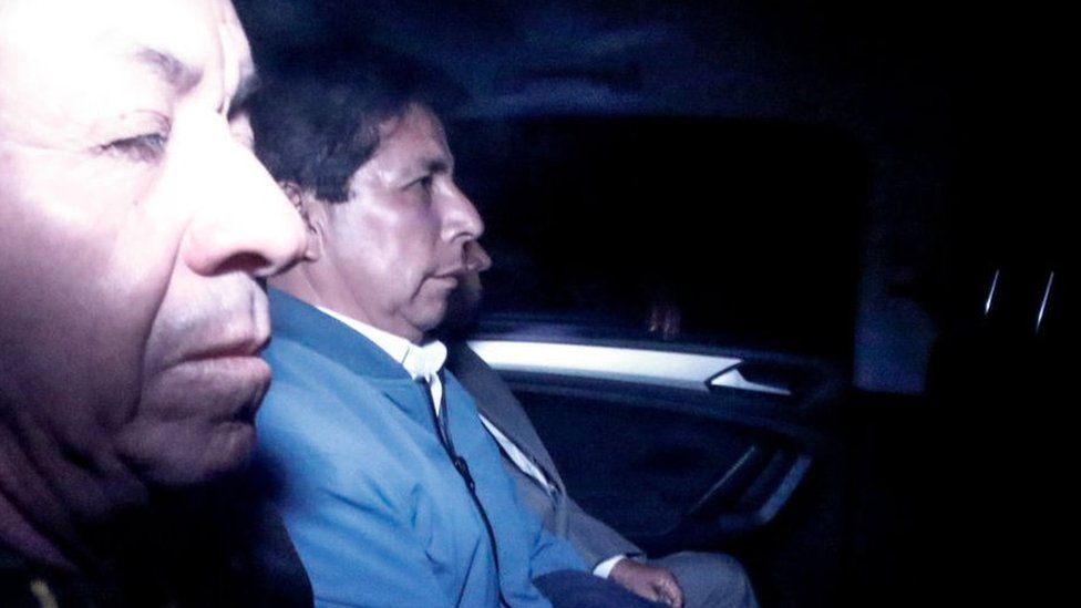 Бывший президент Педро Кастильо в полицейской машине в Лиме | ||
