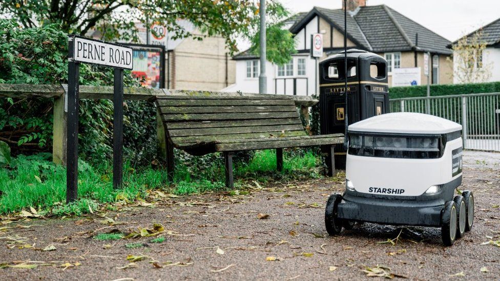 Cambridge delivery robots form orderly queue at traffic lights BBC News