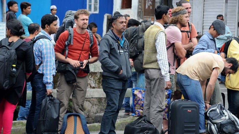 tourists leaving Darjeeling