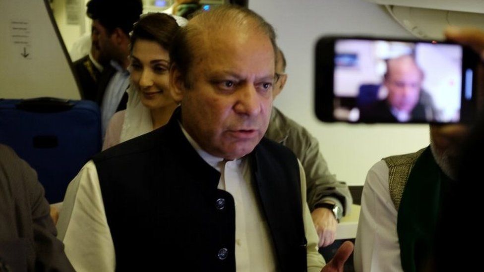 Nawaz Sharif gestures as he boards a Lahore-bound flight in Abu Dhabi. Photo: 13 July 2018
