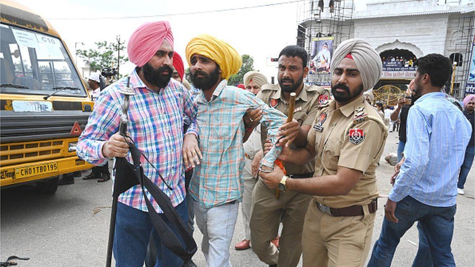 unjab police forcefully removed the supporters of protesting against the Police action against Waris Panjab de Head Amritpal Singh from sohana light point of International Airport Road on Tuesday March 21, 2023