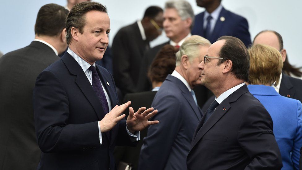 David Cameron talking to Francois Hollande