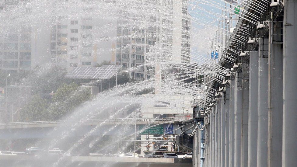 The fountain sprays water, amid sweltering heat, at the Banpo Bridge over the Han River in Seoul, South Korea, 30 July 2018