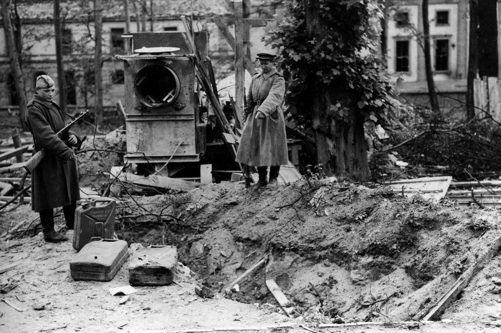 Soviet soldiers at alleged Hitler grave