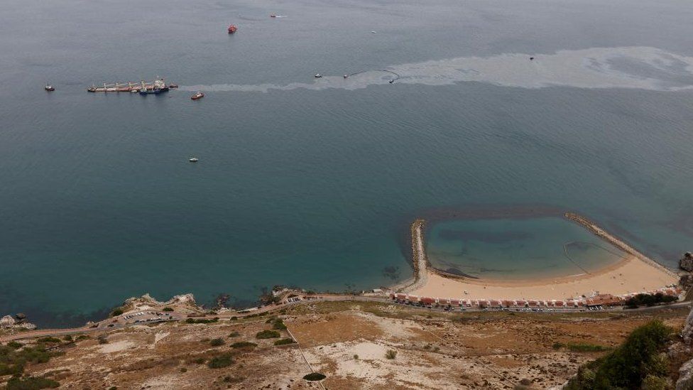 Утечка нефти из сухогруза у берегов Гибралтара после столкновения танкера