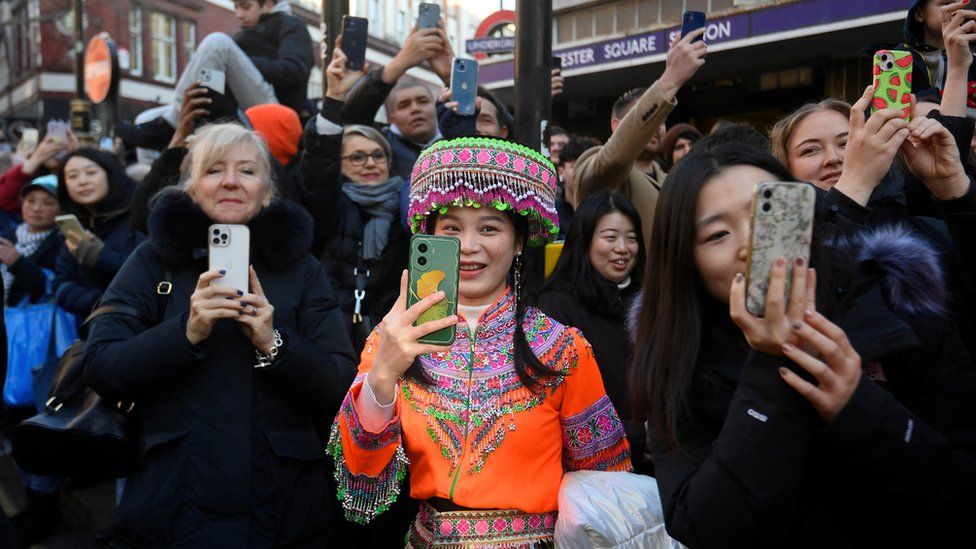 London welcomes Year of the Rabbit at Lunar New Year - BBC News
