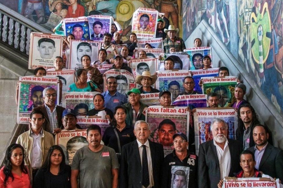 AMLO se reúne con los familiares de los 43 estudiantes de Ayotzinapa: "A 5  años de la desaparición de nuestros hijos, la herida sigue abierta” - BBC  News Mundo