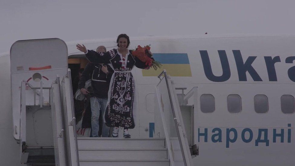 Jamala leaves aircraft in Kiev