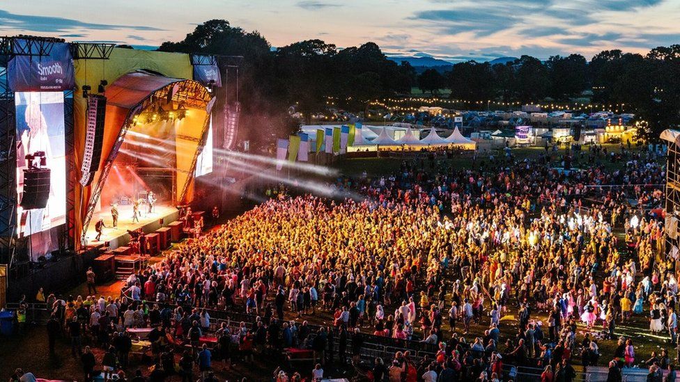 Rewind 80s festival fans make heaven a place in Perth - BBC News