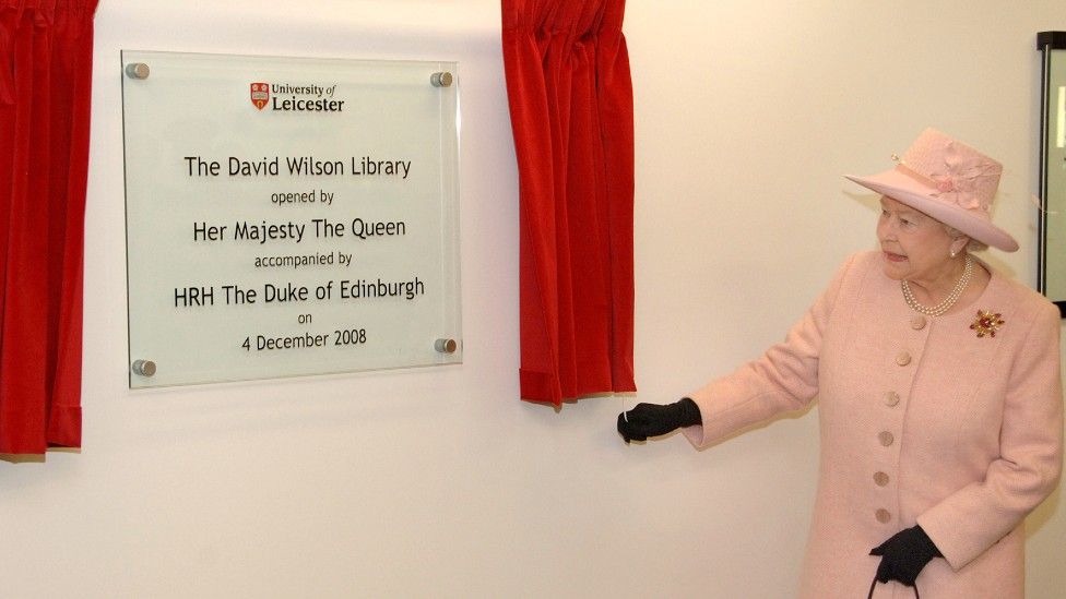 Queen officially opening the library at the University of Leicester